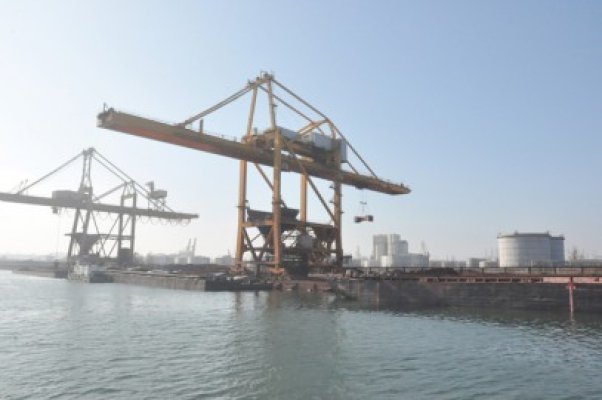 Consilierii, convocaţi să-şi dea acordul pentru preluarea a încă 13% din acţiunile Portului